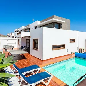 https://villa-julianne-carmen-4.in-canary-islands.com
